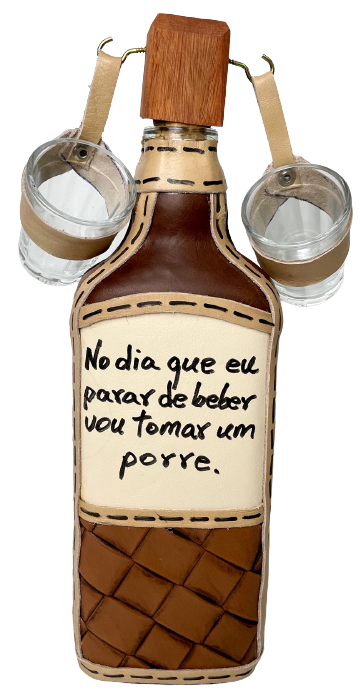 GARRAFA FORRADA 1LT COM COPO MARTELINHO ( FRASES DIVERSAS )